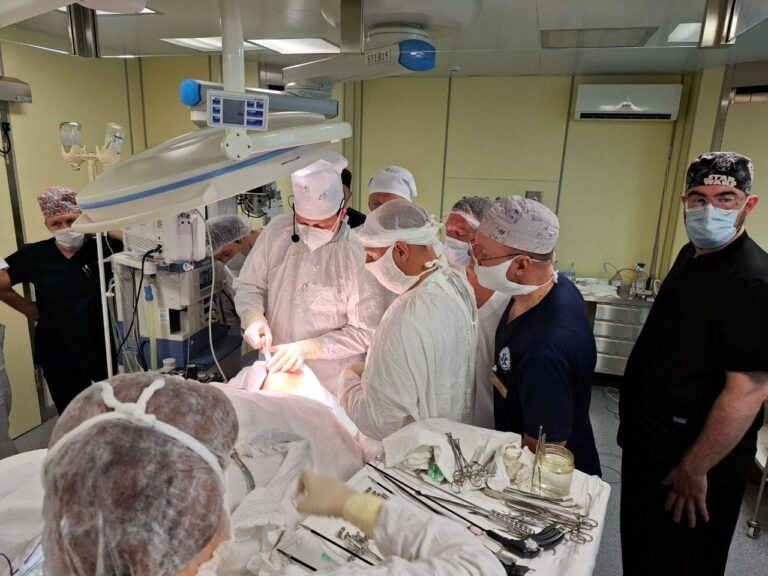    Оренбургский хирург провёл операцию по удалению щитовидки без шрамов Оренбуржье