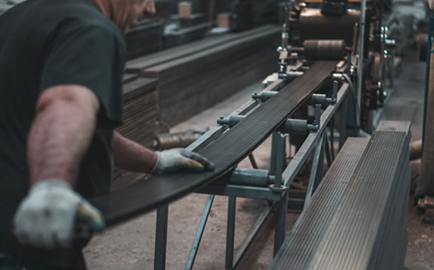 Производство террасных досок ДПК, фото WOODGRAND