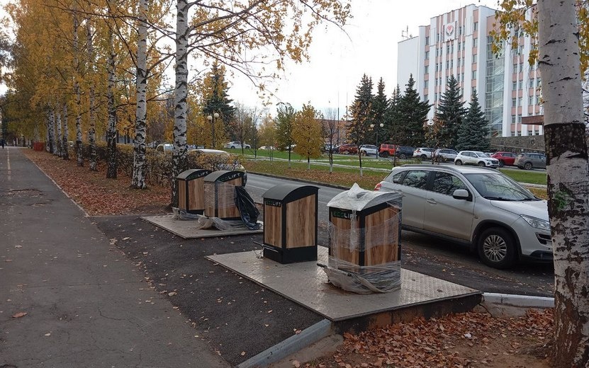    Есть вопрос: почему в ижевском Сквере Победы не работают мусорные контейнеры?