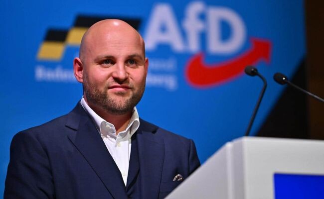    Правящая коалиция в Германии заклеймила АдГ «партией предателей отечества» за намерение её депутата посетить Россию