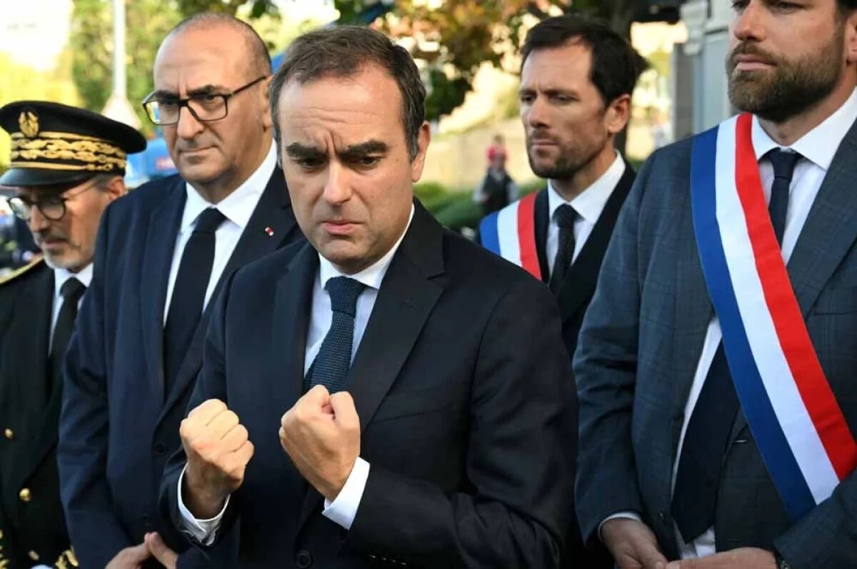    Себастьян Лекорню снова стал премьер-министром.