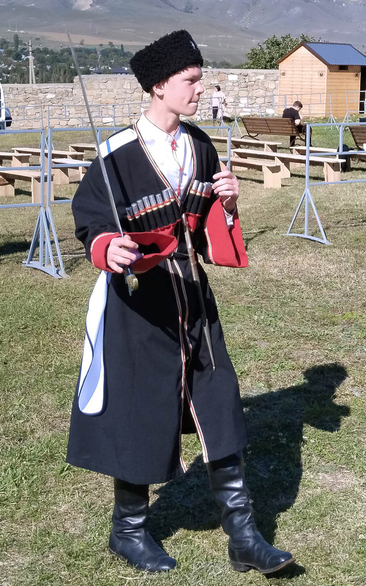 Молодой казак тренируется с шашкой. Фото Татьяны ИВАНОВОЙ.