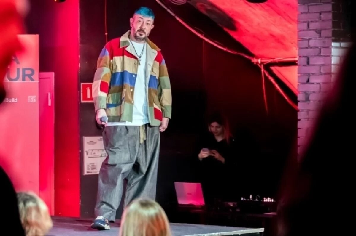    Стилист Тимофеева сравнила имидж Артемия Лебедева с городским сумасшедшим