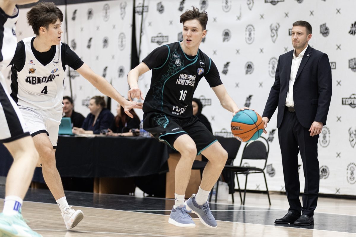    Капитан нижегородцев Кирилл Белов (с мячом) ярко проявил себя в поединках против \