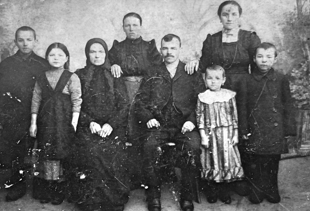 Деревенская семья Шмарёнковых в начале прошлого века.
