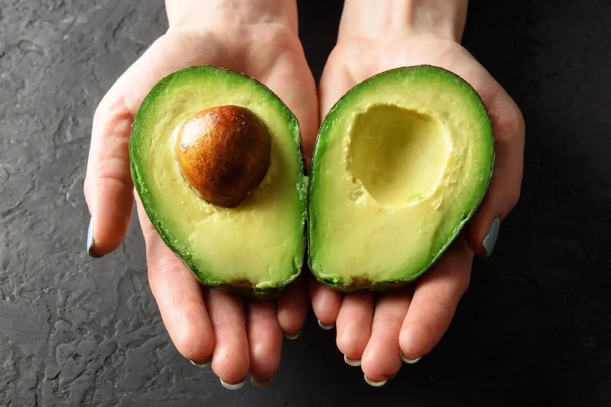    Мякоть авокадо невероятно богата маслами и жирными кислотами, что создает идеальные условия для миграции токсина из косточки и кожуры в съедобную часть /Shutterstock