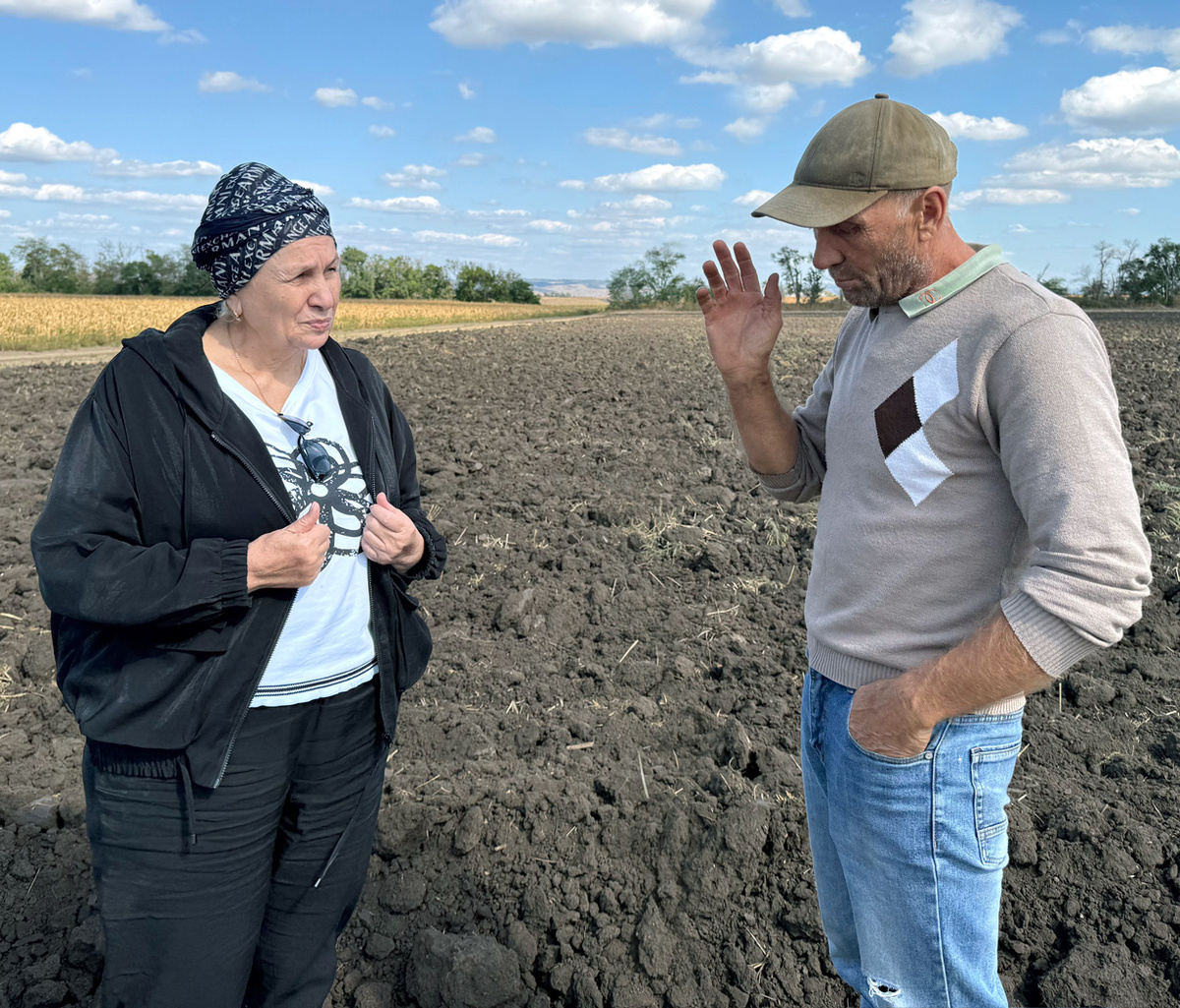 Тамара Михайлиди беседует с бригадиром Геннадием Гамаиловым. Фото автора.