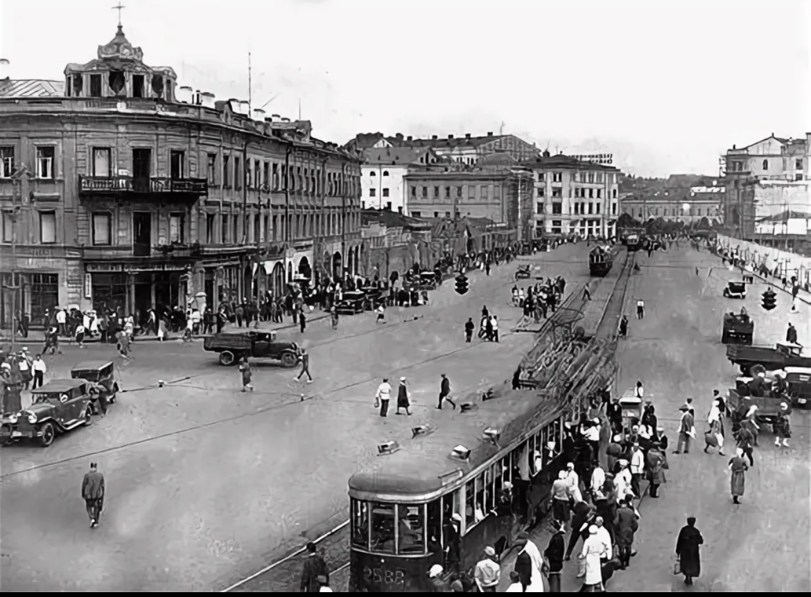 Москва начала 30 х годов уже бурлящий и стремительно развивающийся мегаполис: рукой подать до первых высоток, метро и централизованного водоснабжения. Архивное фото