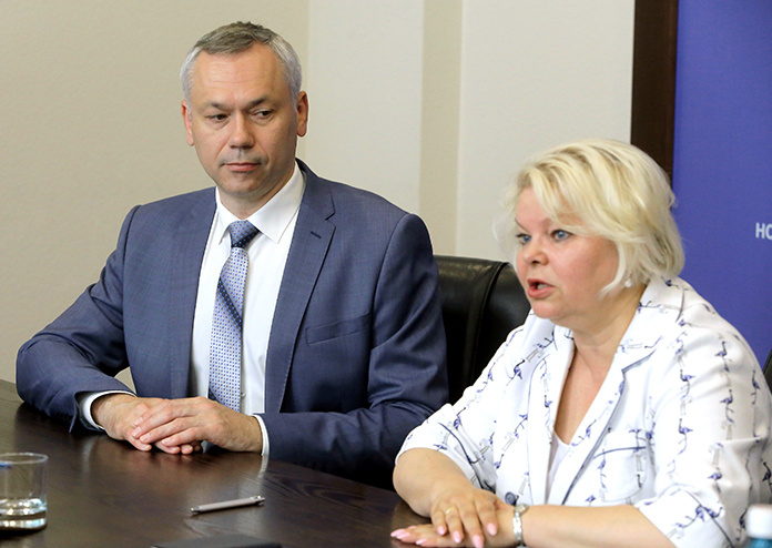    Председатель новосибирского облизбиркома Ольга Благо и губернатор Андрей Травников считают, что выборы прошли без серьезных нарушений. Фото Михаила Перикова из архива «Континента Сибирь»