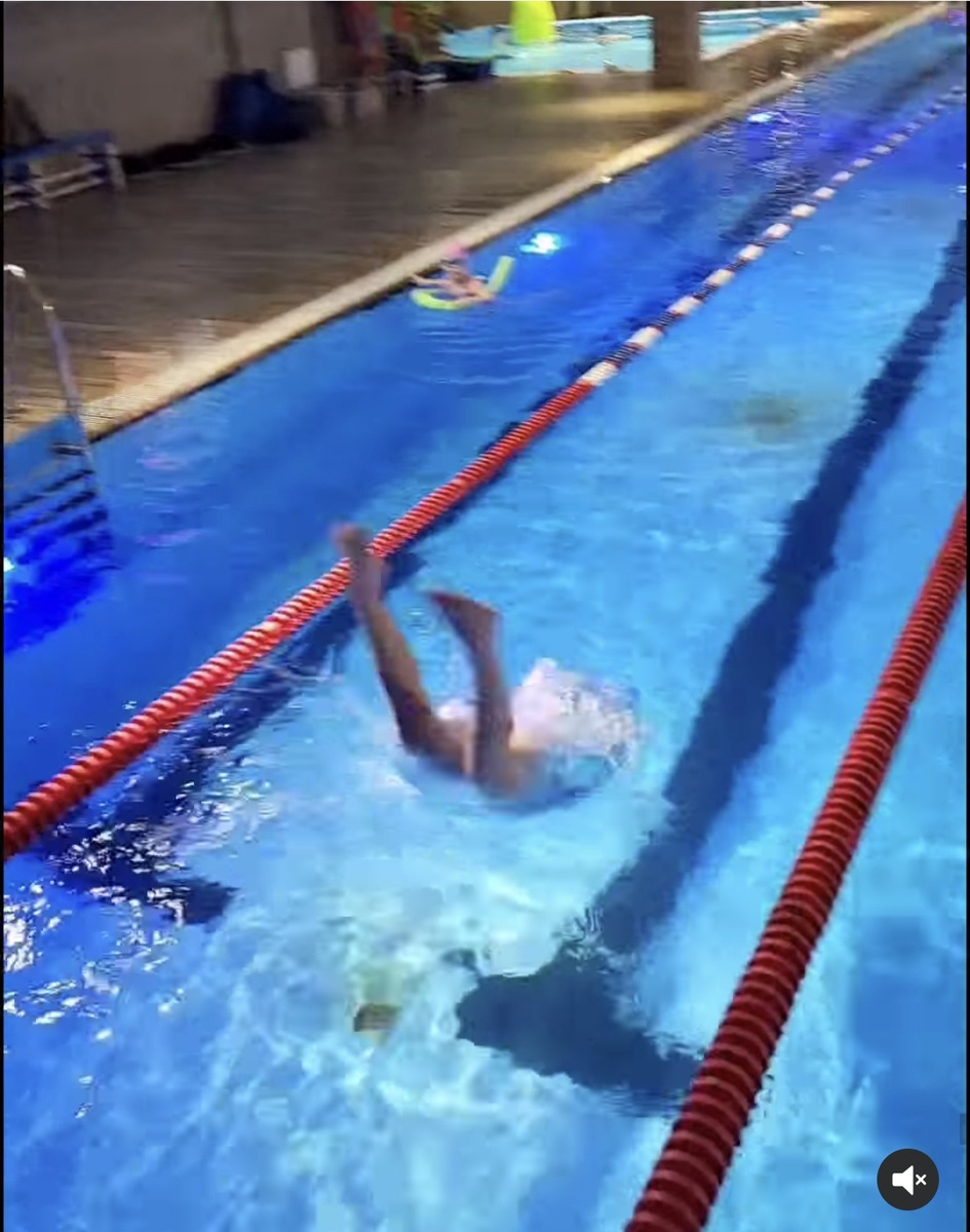 Плавание считается одним из безопасных видов спорта. Также можно заменить на занятия аквааэробикой. В воде нет нагрузки на позвоночник и суставы.