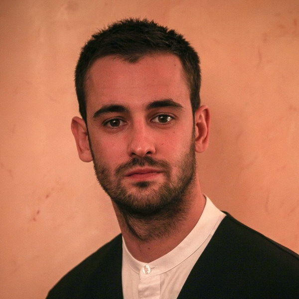     Риналь Мухаметов стал конферансье в новом шоу «Abracadabra» театра Crave