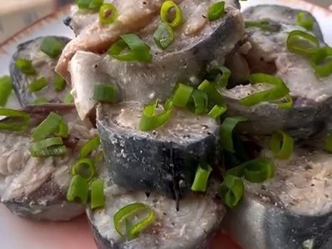 Такую слабосолёную скумбрию в магазине точно не купить. Очень-очень вкусно!