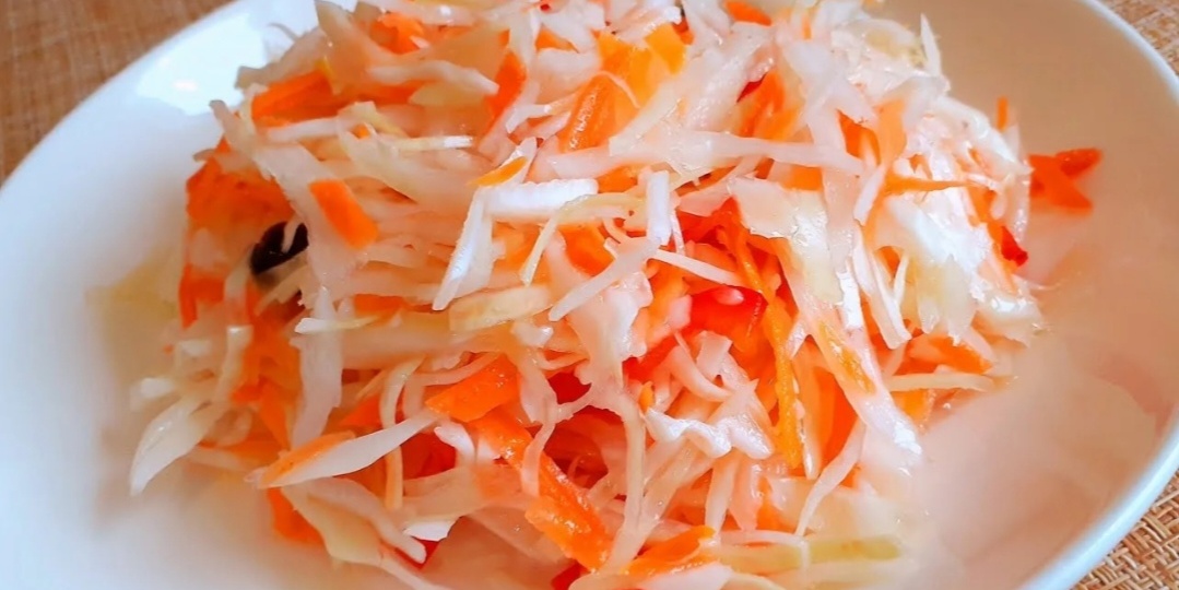 Пошаговый рецепт идеальной зимней закуски — быстрой маринованной капусты!