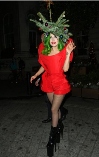 Леди Гага в образе новогодней ёлки, 2013 год