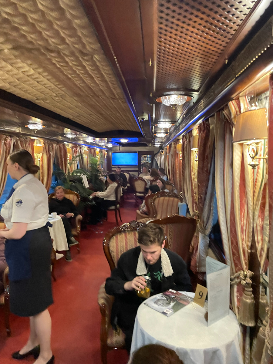 Интерьеры вагона-ресторана