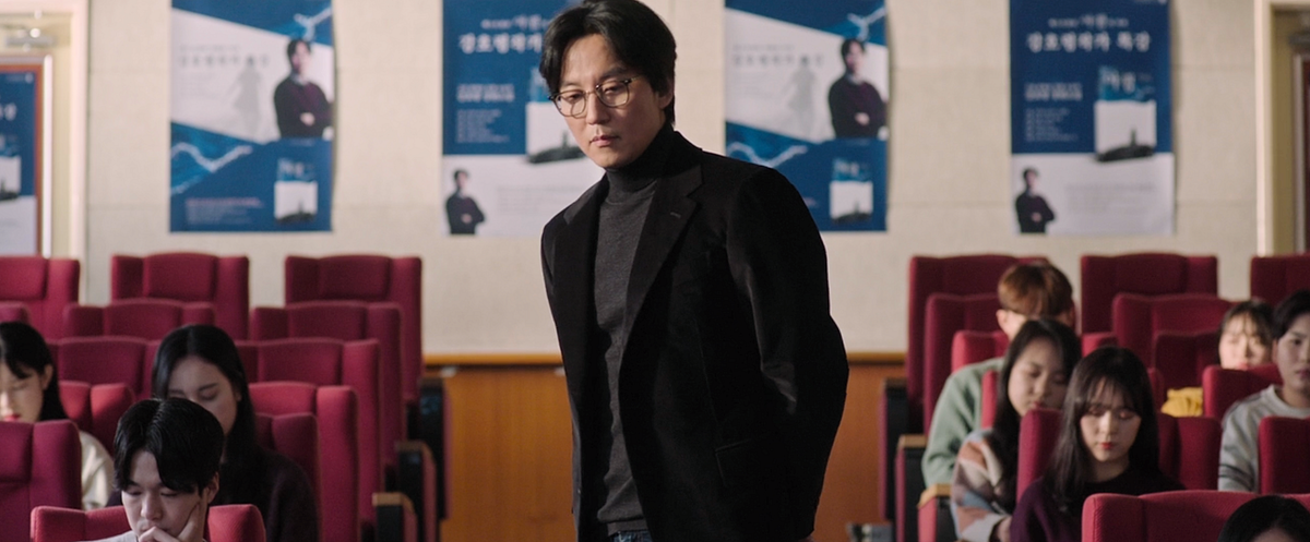 Писатель книги, предсказавшей убийство. Кадр из фильма «Сумрак ночи» (2025)