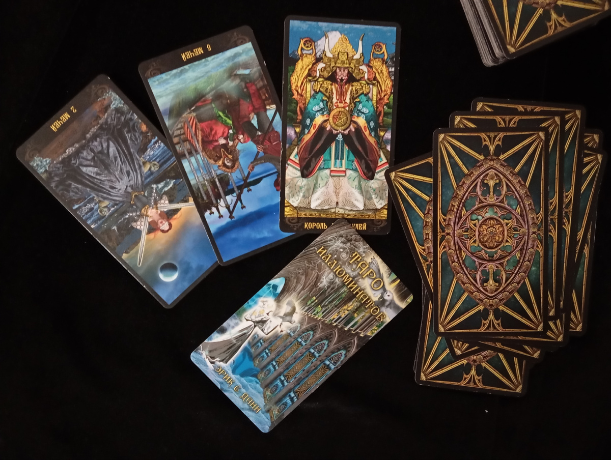 Таро для Козерогов на текущий месяц