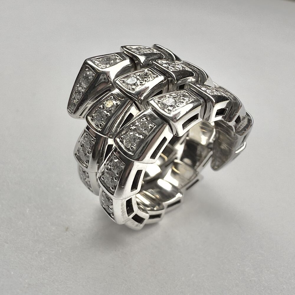 Сияет уверенно, будто никто не заметит разницу