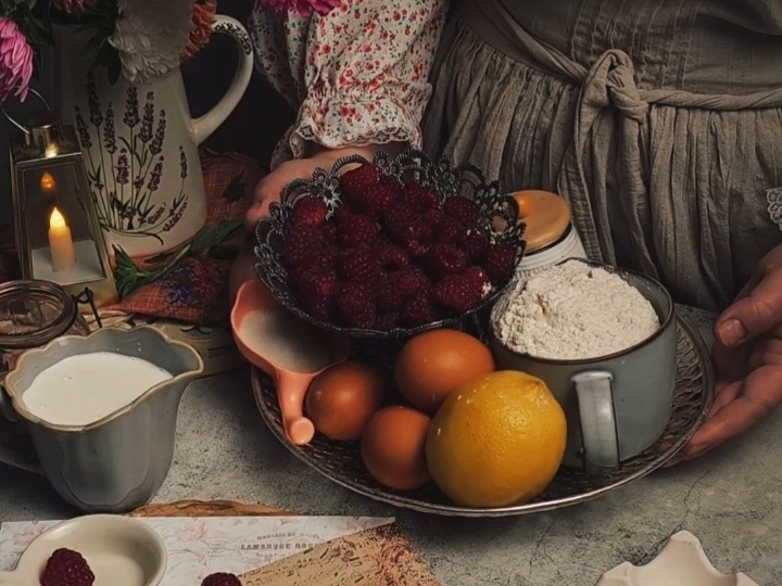 Малиновое облако в бисквитных объятиях.