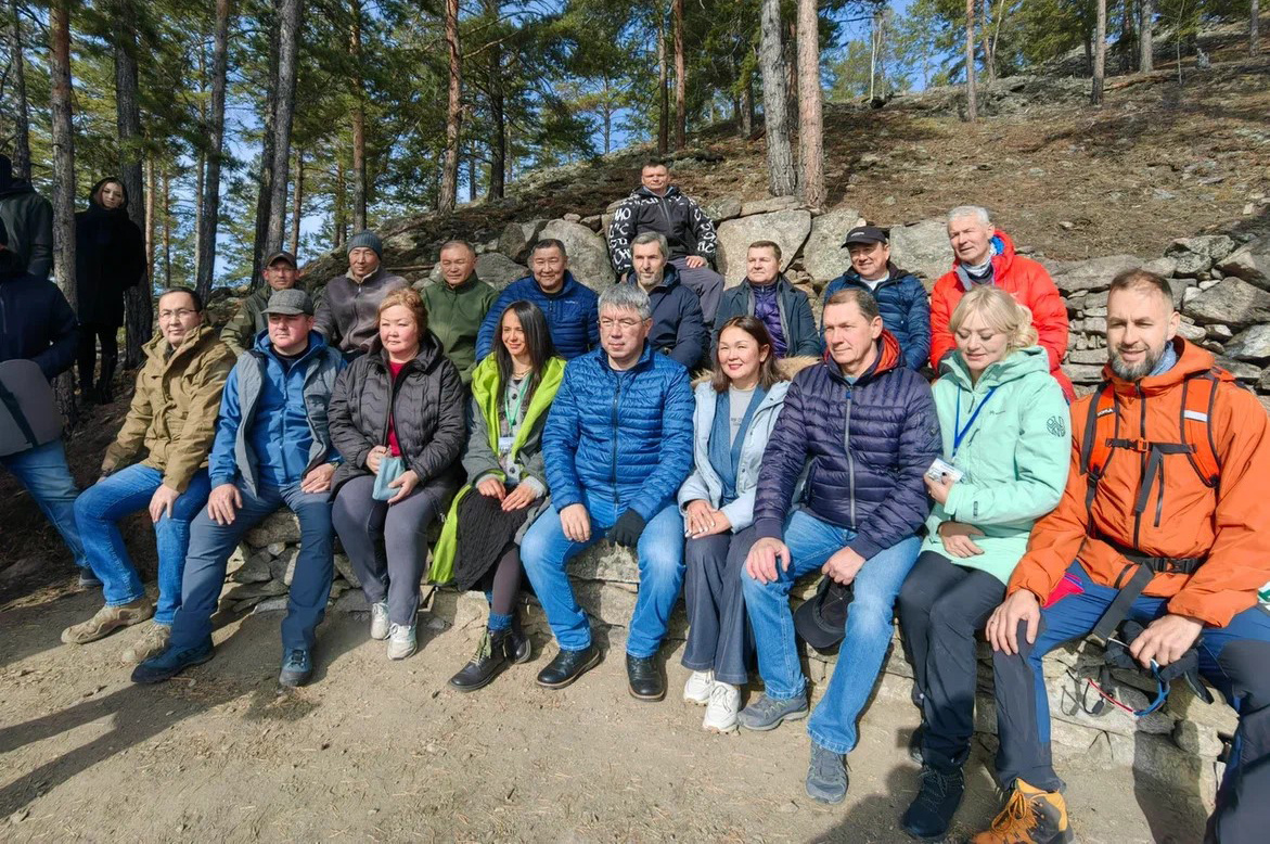 Организаторы и участники фестиваля тропостроения на привале