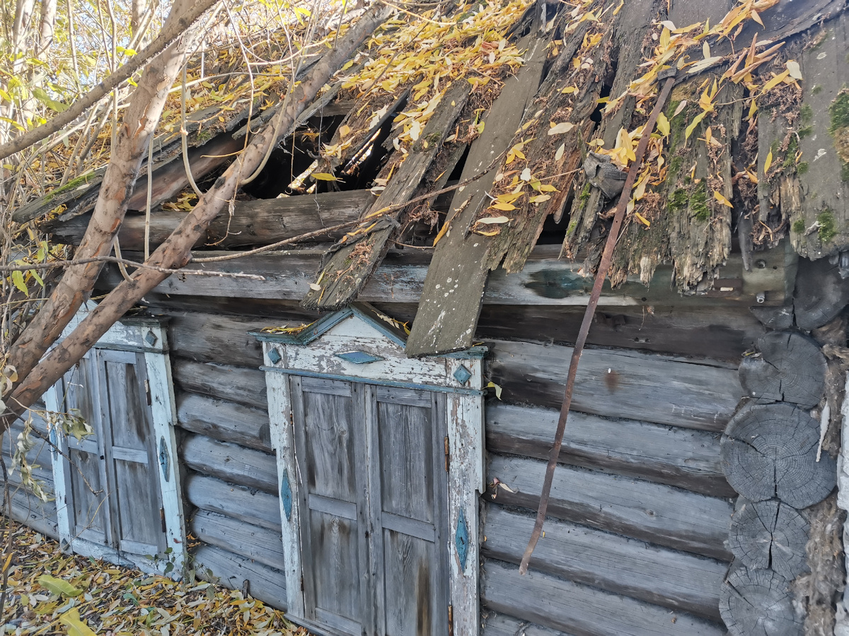 От крыши мало уже что осталось. Ставни закрыты.