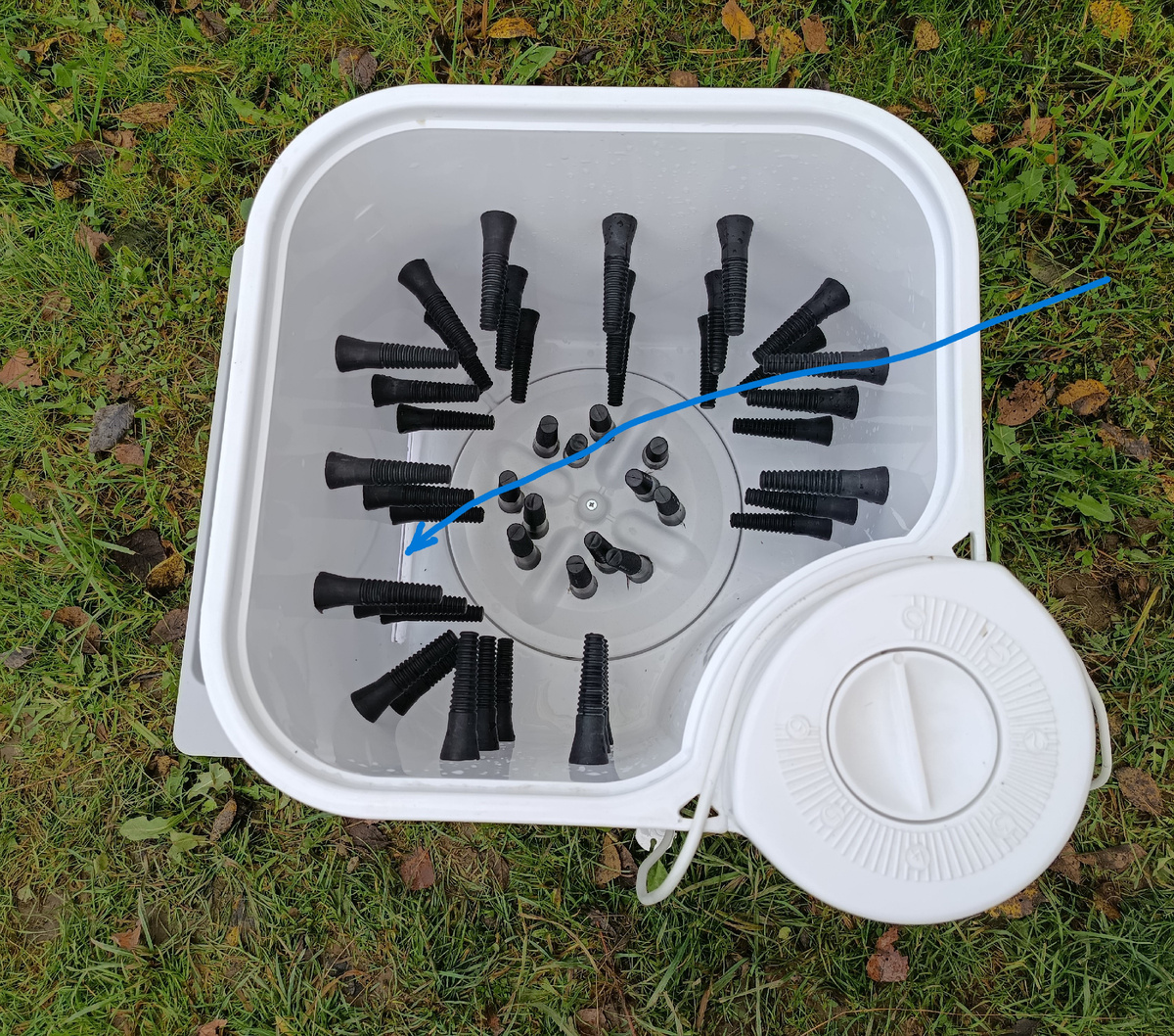 Стрелка указывает на отверстие для удаления перьев