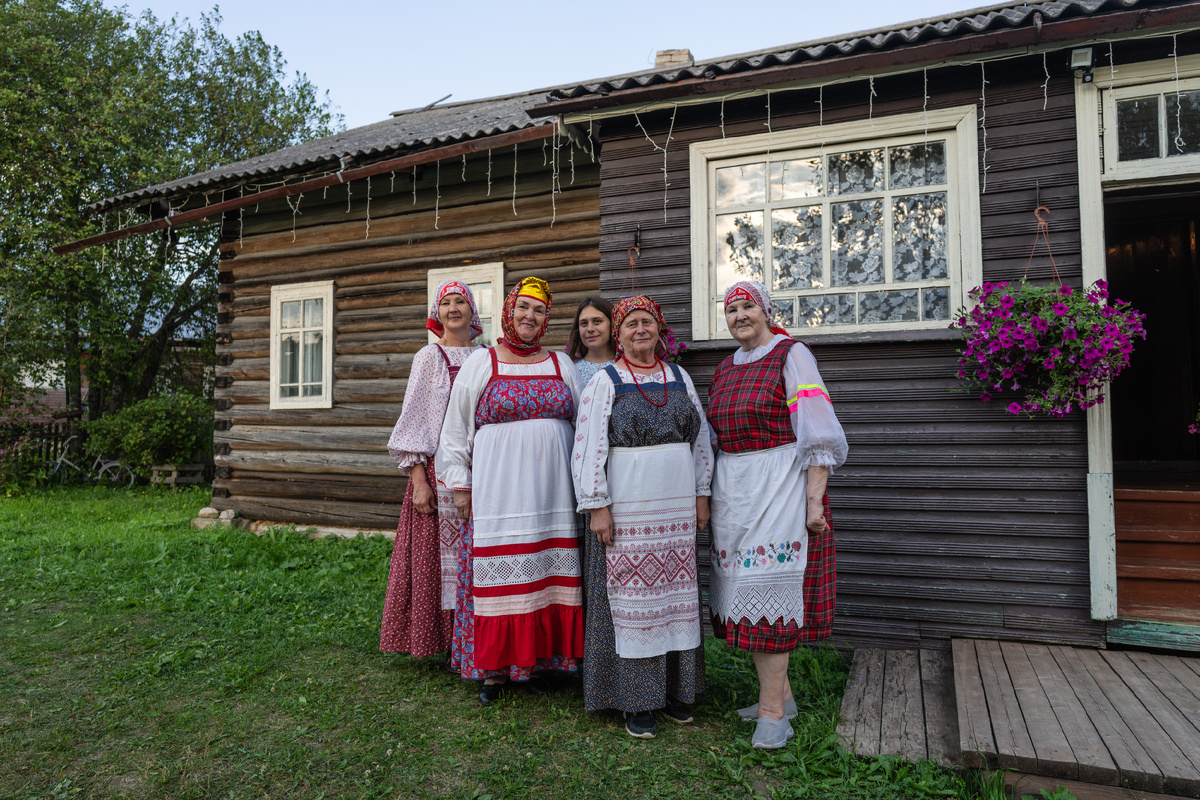 Бабушки в деревне Архангельской области. Фото автора.
