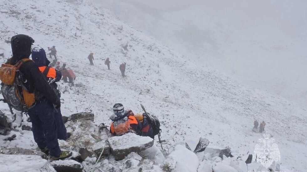 Спасательная операция на Вилючинском вулкане длилась 18 часов, но спасти удалось лишь одного туриста из трех. Фото: МЧС РФ