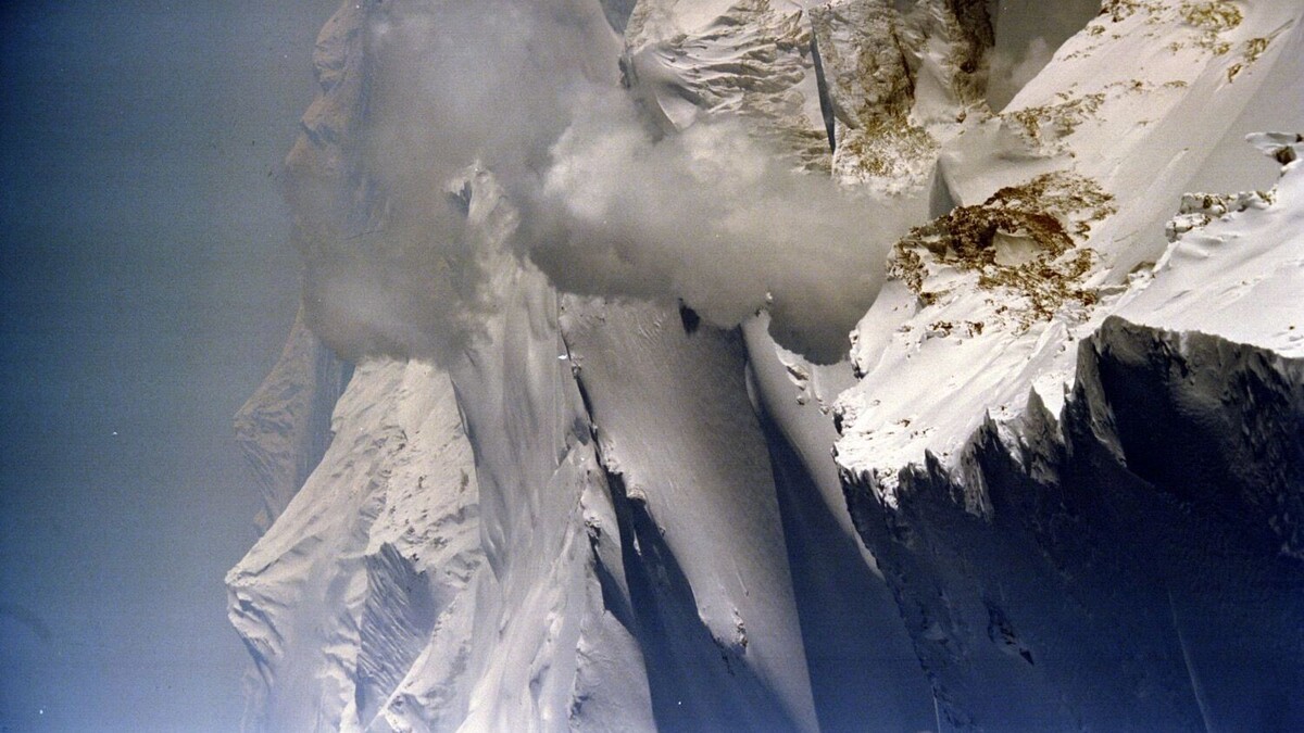 Мутновский вулкан на Камчатке уже два года закрыт для туристов. Но они туда ходят на свой страх и риск. Фото: Гуменюк Виктор. ТАСС