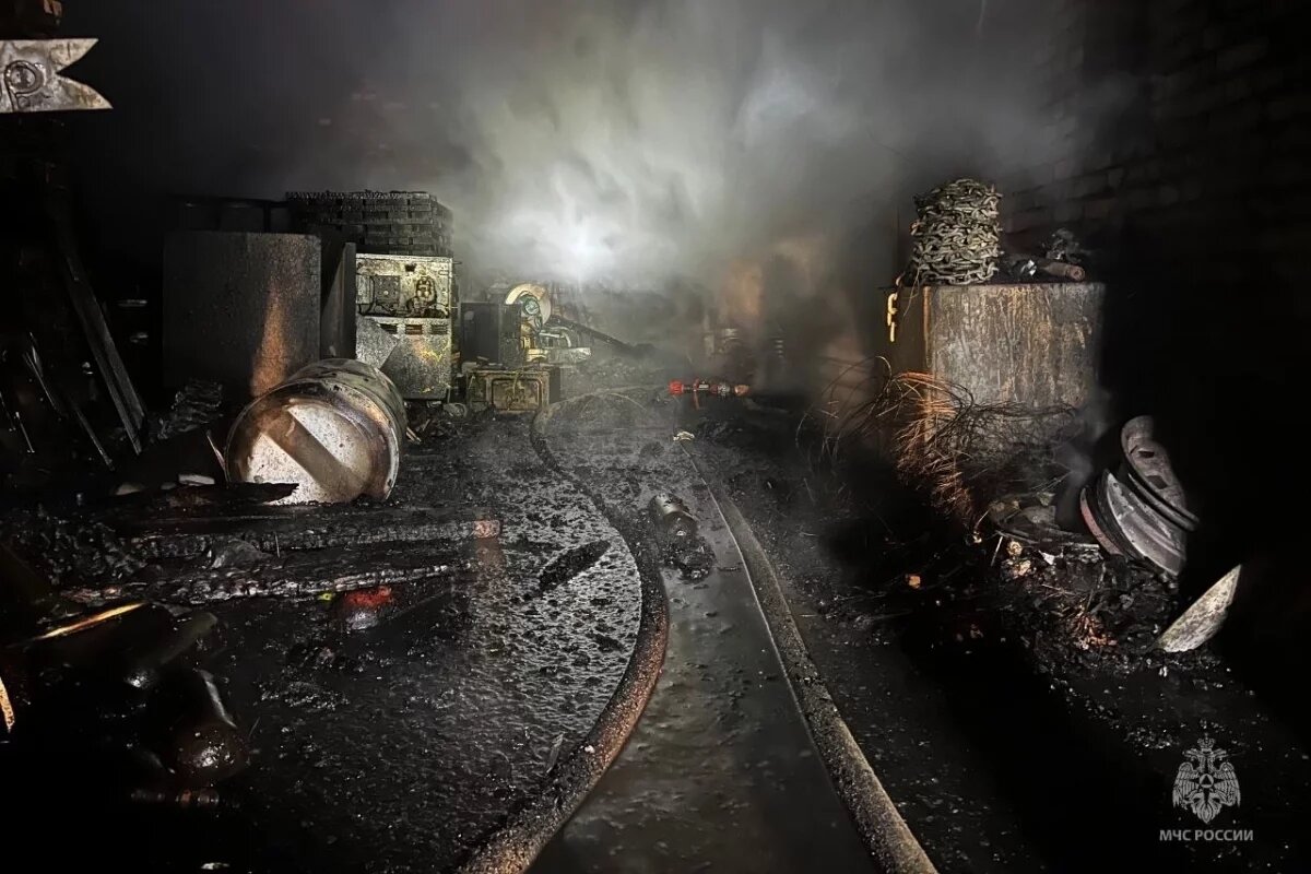    Семь баллонов эвакуировали из загоревшегося здания в Пскове