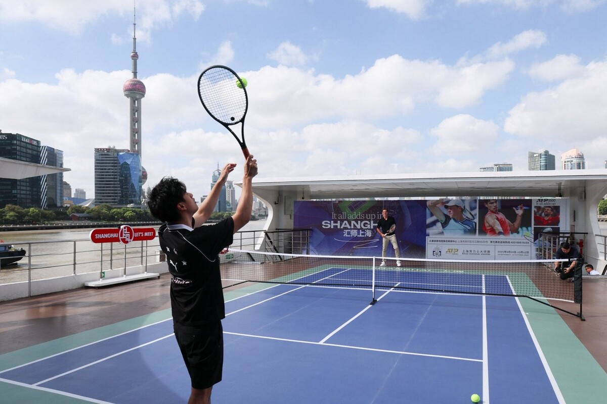    Чжоу Гуаньюй встретился с Роджером Федерером в ШанхаеФото: Соцсети