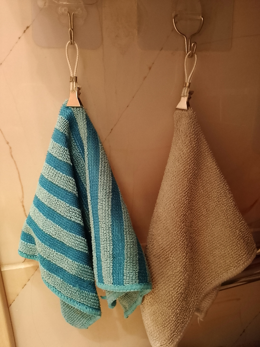 Тряпочки для уборки хранятся и сохнут на стене под ванной. 