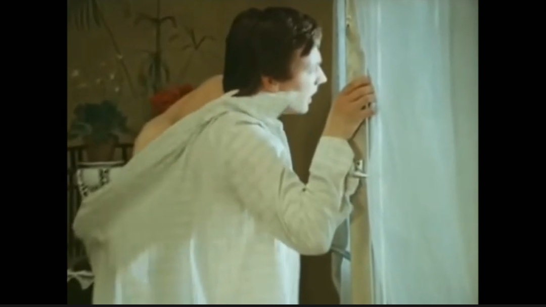 Артур(Юозас Киселюс), проснувшись утром, видит в окно уходящую Илгу