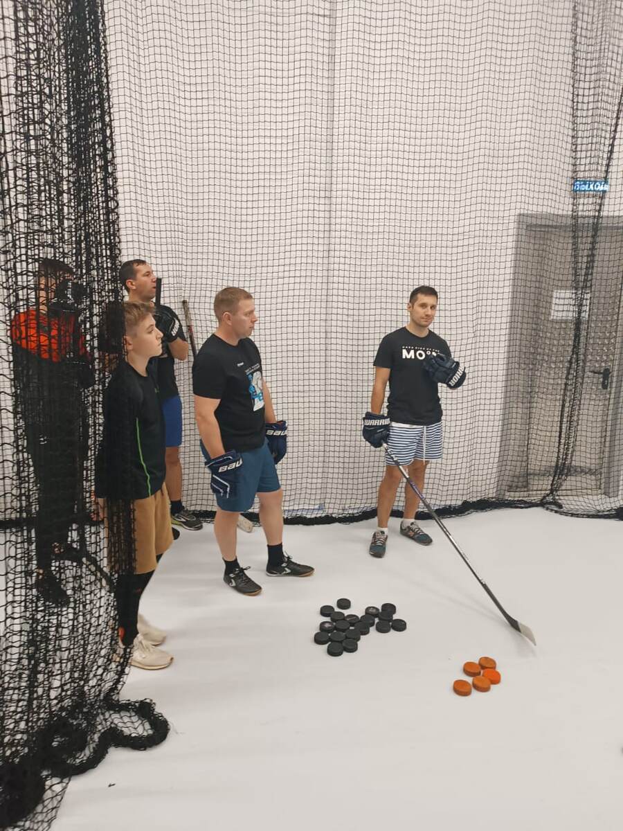 На бросковых тренировках, кроме обычных, используют оранжевые утяжеленные шайбы