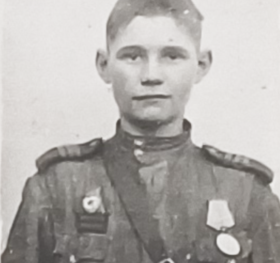 Он первым ворвался в траншею и в ближнем бою уничтожил несколько врагов. Подвиг гвардии сержанта Михаила Верещагина