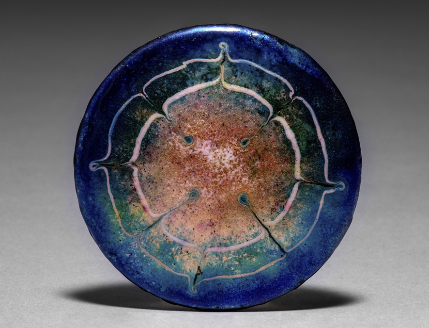 Крышка от шкатулки, 1898–1901. Луис Комфорт Тиффани (США, 1848–1933), Tiffany Glass & Decorating Company (США, Нью-Йорк, 1892–1902). Эмаль по меди; диаметр: 13,1 см. 