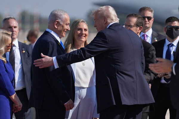 Премьер-министр Израиля Биньямин Нетаньяху и президент США Дональд Трамп / Evan Vucci/AP 