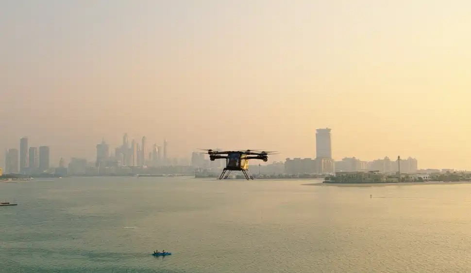 Land Carrier, пролетающий над искусственным островом Палм-Джумейра (Palm Jumeirah) в Дубаи