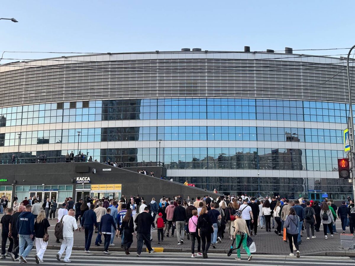 От ближайшей станции метро «Проспект Большевиков» до дворца всего две минуты