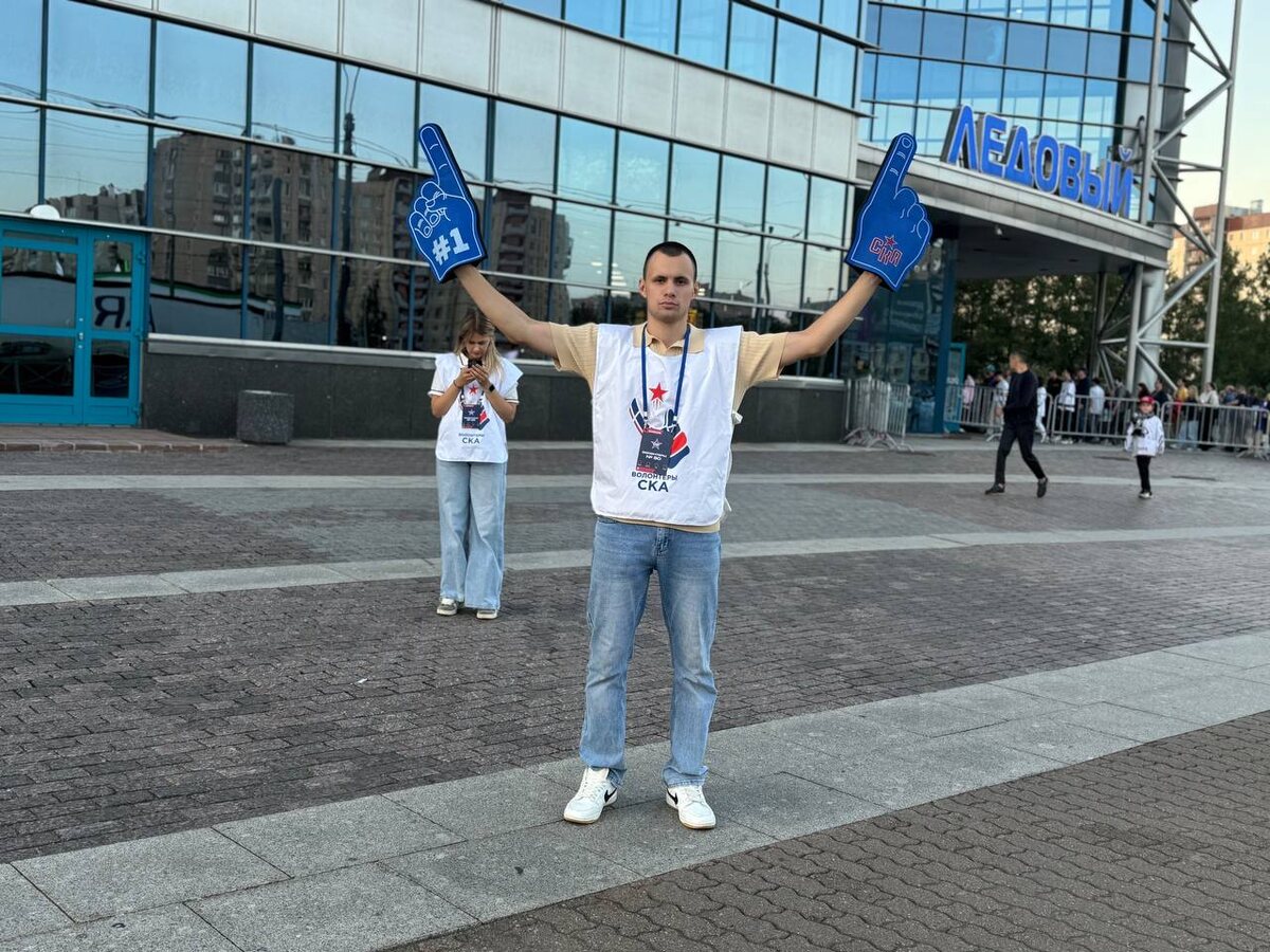 Волонтер у входа дал мне пять и подсказал, где удобный вход