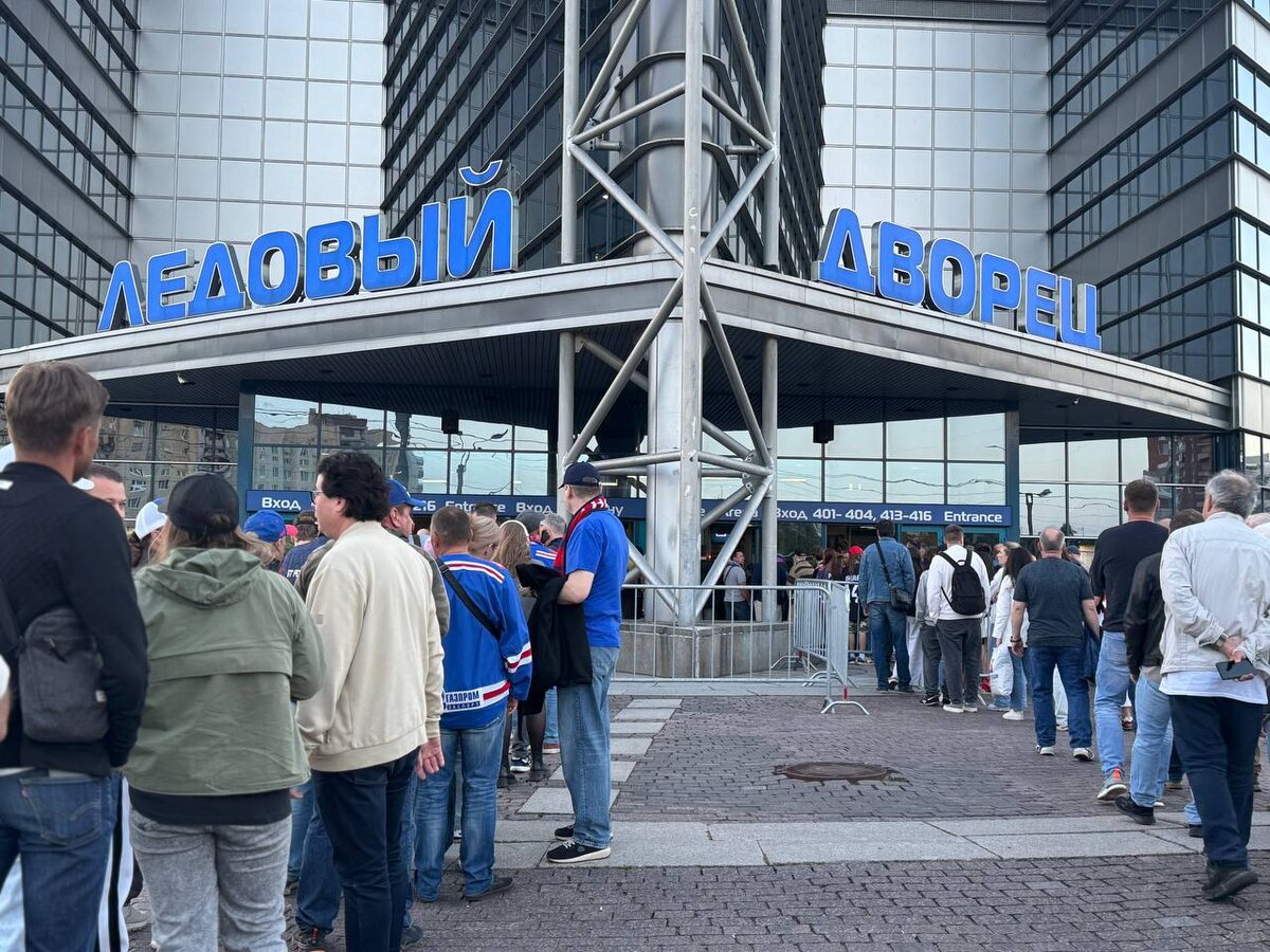 Очередь казалась длинной, но на деле мы прошли ее за три минуты