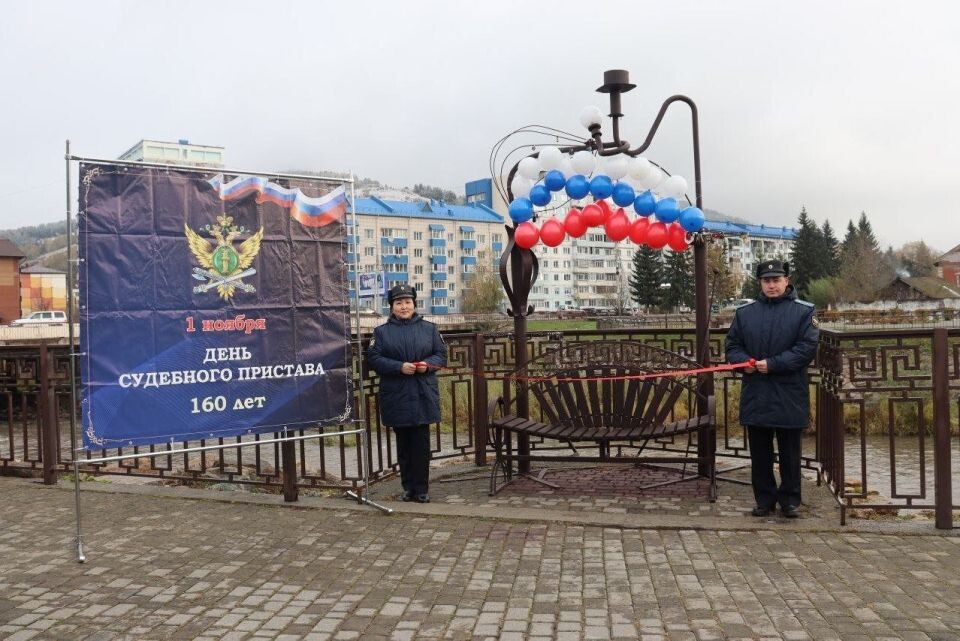    "Скамья примирения" в Горно-Алтайске. Источник: Пресс-служба администрации Горно-Алтайска