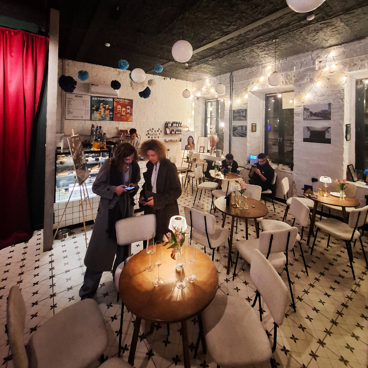 Фойе и театральное кафе (два в одном). Фото автора.