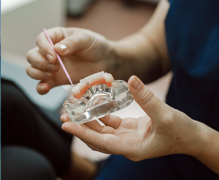 6 имплантов под несъемный протез не всегда лучше. Окончательное решение принимается после диагностики и изучения клинической картины. 