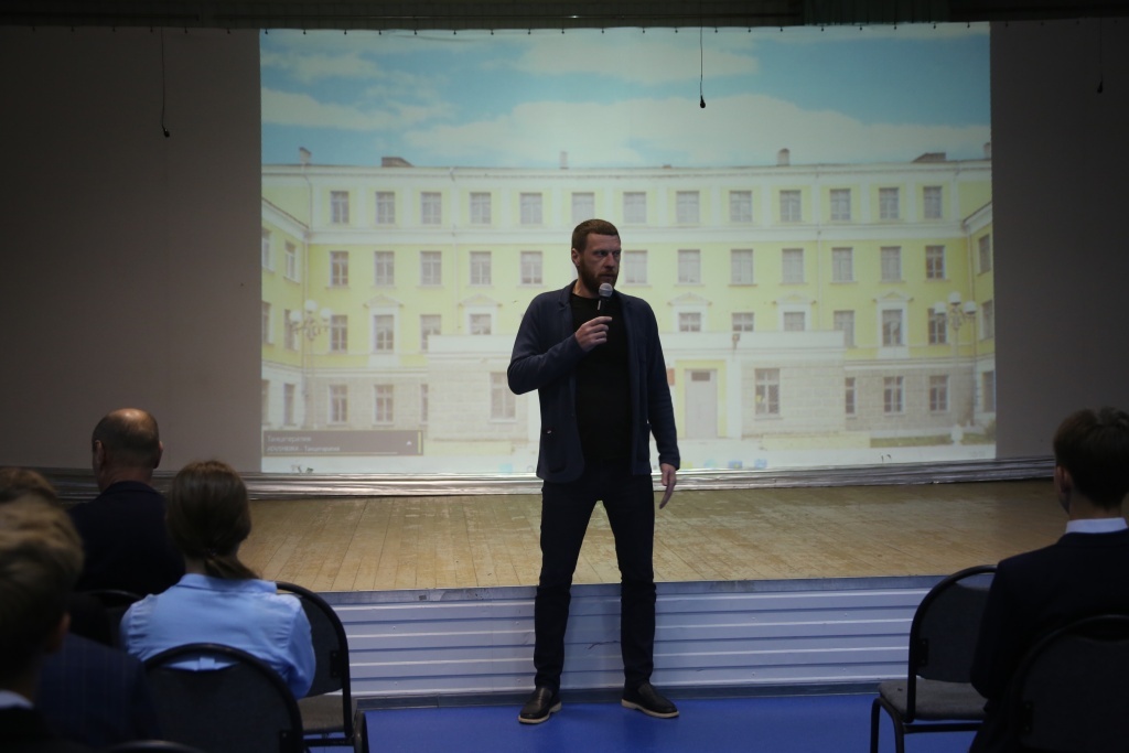 Идея тверских депутатов: украсить автобусные остановки фотоработами школьников