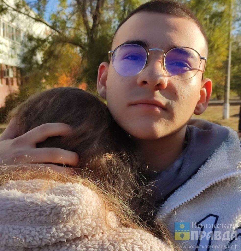 Илья Любимов с любимой📷    Готов ко всему, спокоен и собран: в Волжском состоялась первая отправка «срочников» осеннего призыва
