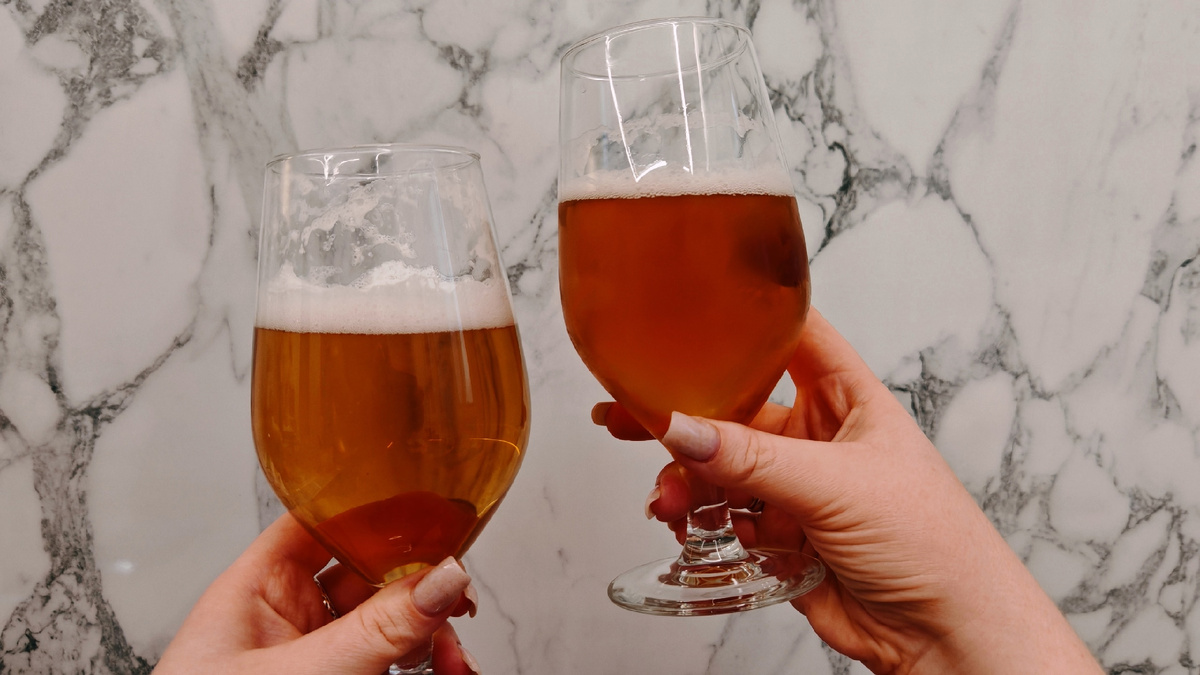 Корпус плавно расширяется, потом снова сужается кверху — напоминает бутон тюльпана;
ножка средняя по длине, чтобы не греть пиво рукой; верх узкий — концентрирует аромат и удерживает пену