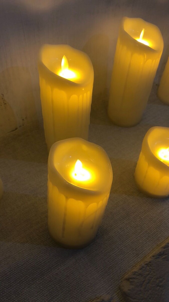 Фото из личного архива, свечи пластиковые с имитацией огня. Безопасны и не греются 