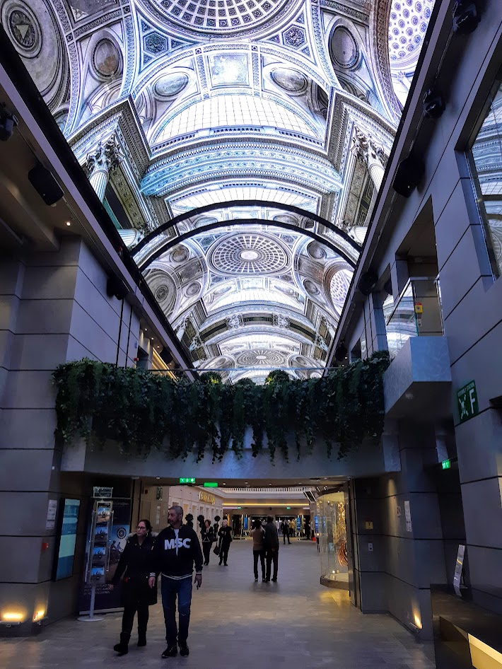 Это променад на корабле. Улица магазинов.