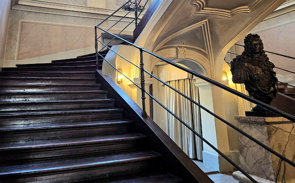 Парадная лестница Меншиковского дворца.